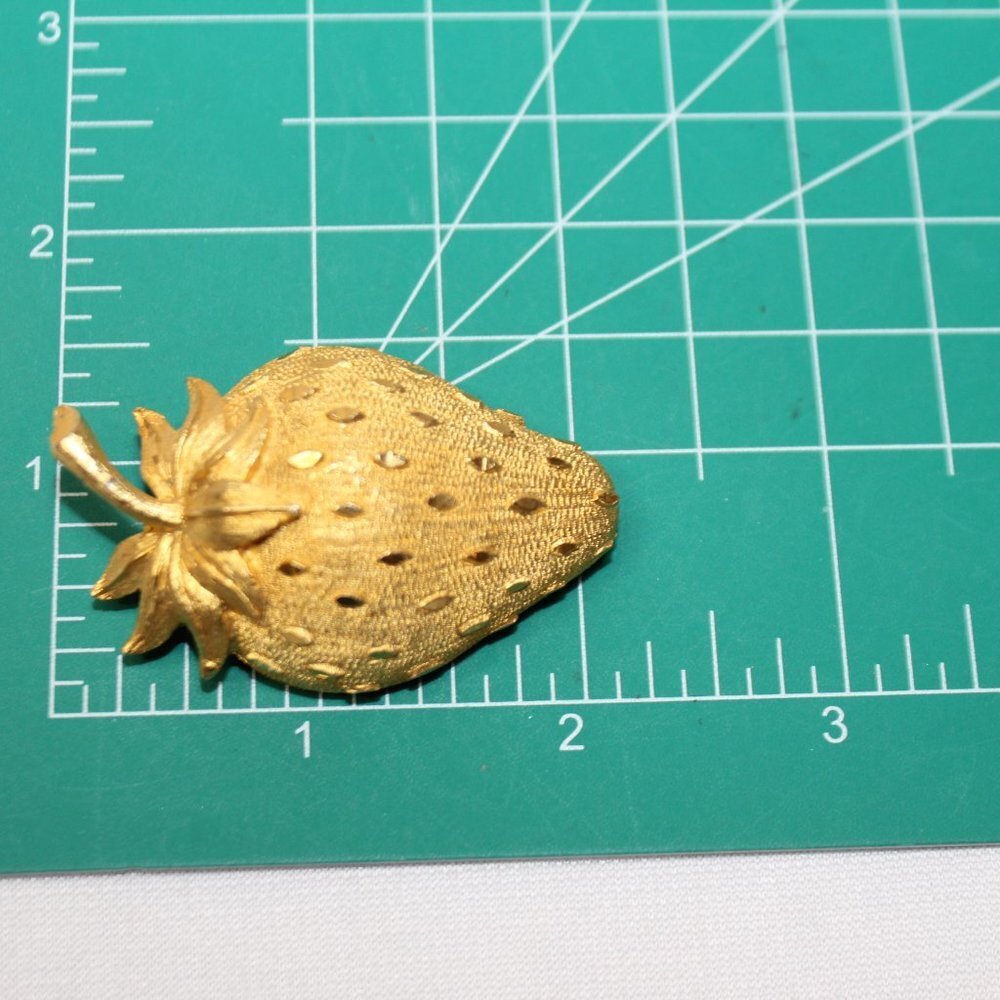 Vintage 60’s Mamselle Gold Tone Strawberry Brooch - Picture 8 of 10